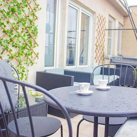 Mieszkanie Z Duzym Terasem W Warszawie